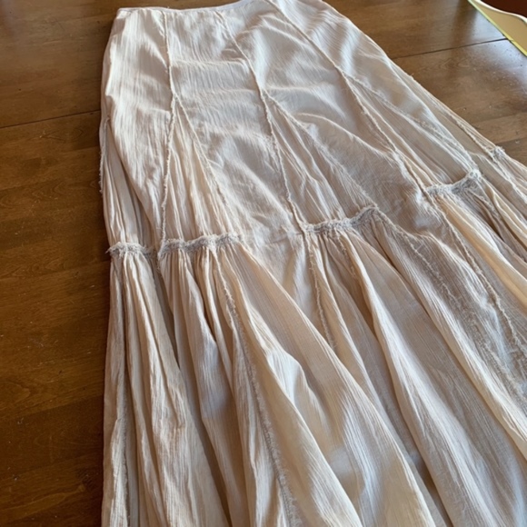 Elie Tahari Dresses & Skirts - Elie Tahari Ivory Boho Style Maxi Skirt. Size 4.